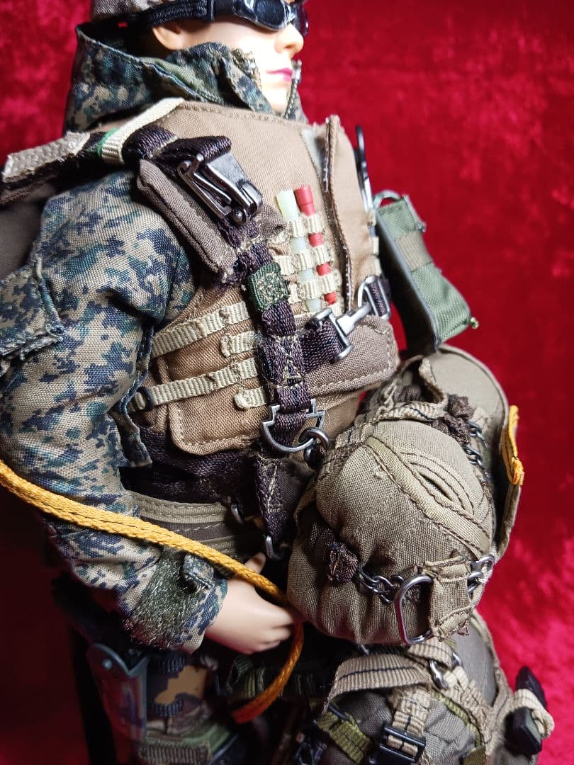 1/6 USMC パラシュター女性兵士(HotToysホットトイズ)