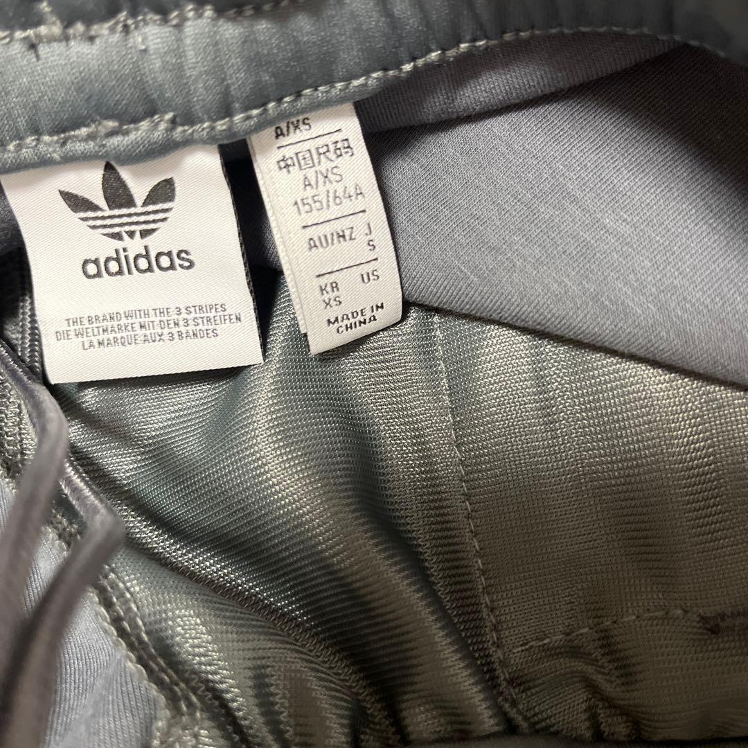 adidas Adilenium フレア トラックパンツ サイズS（グレー）