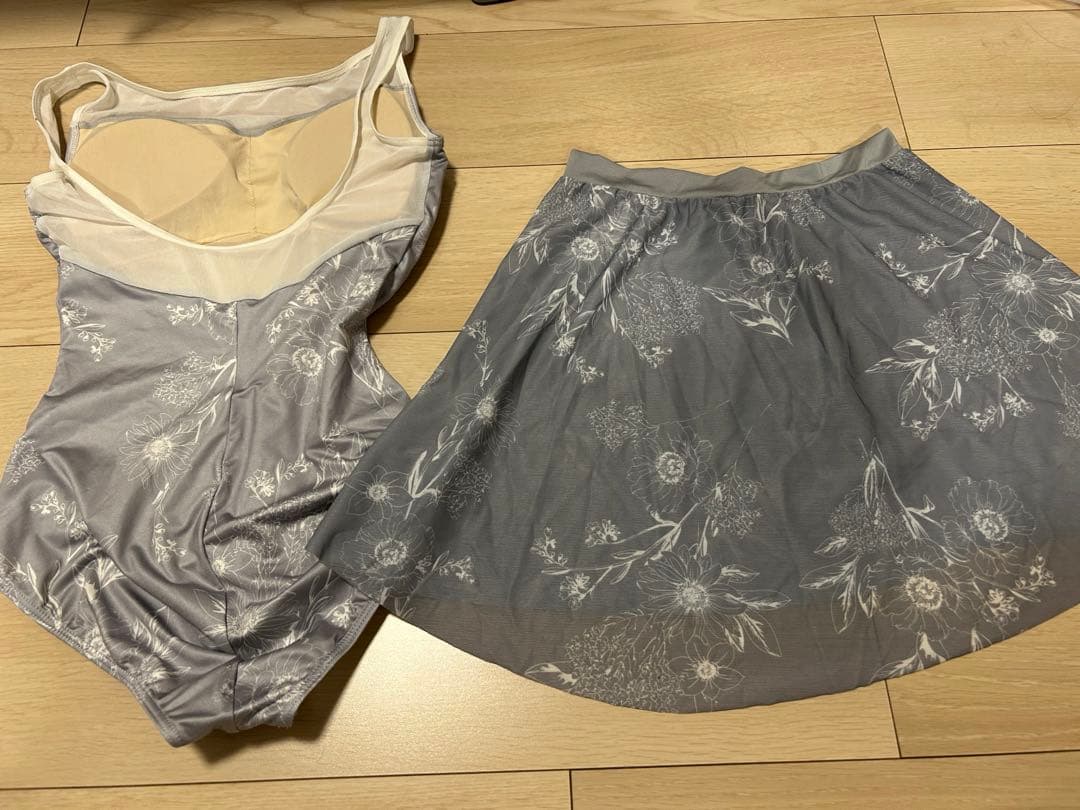 美品　チャコット　のースリーブレオタード　ペールグレー　M