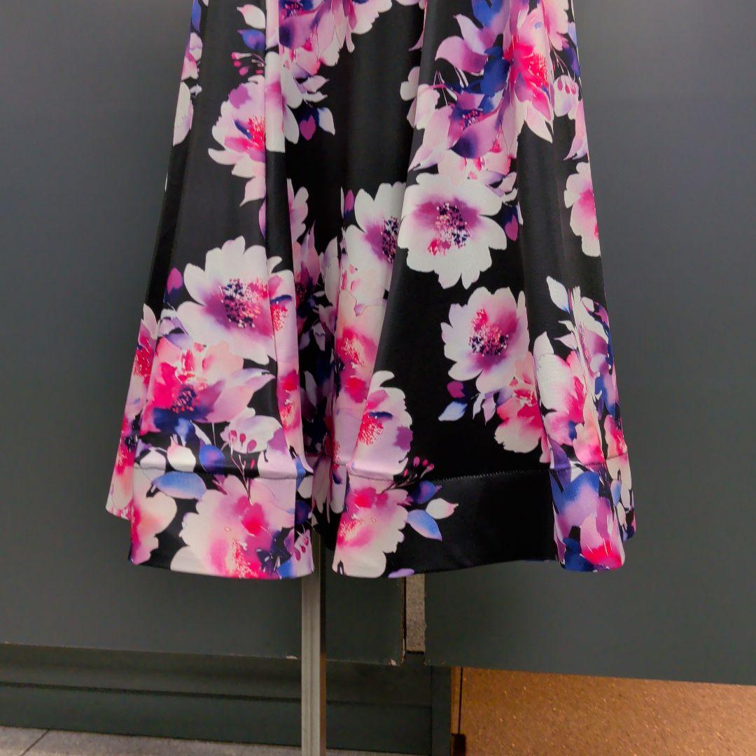 【新品】フレアスカート 黒とピンクの花柄 ロング丈
