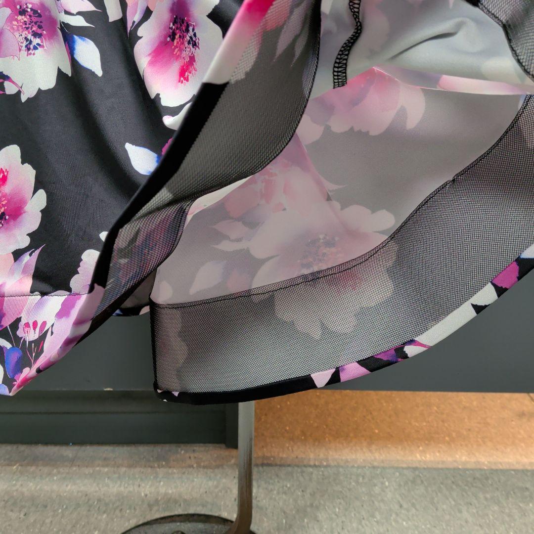 【新品】フレアスカート 黒とピンクの花柄 ロング丈