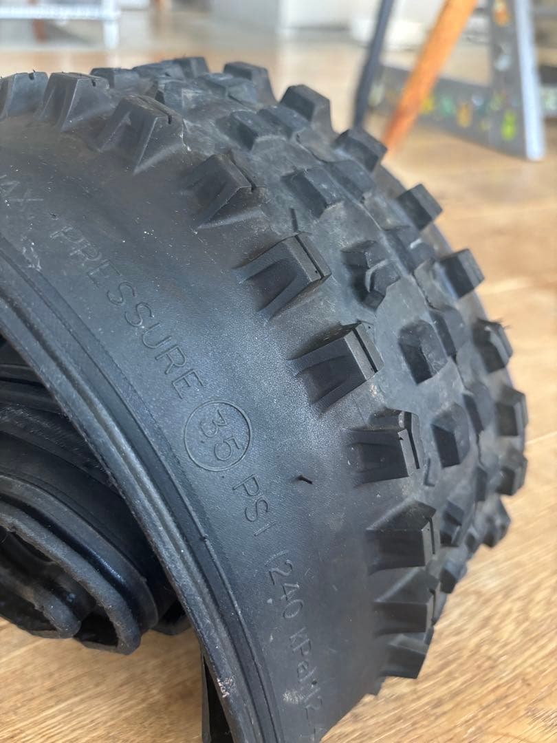 Surly Dirt Wizard 27.5 x 3.0 タイヤ　ペア
