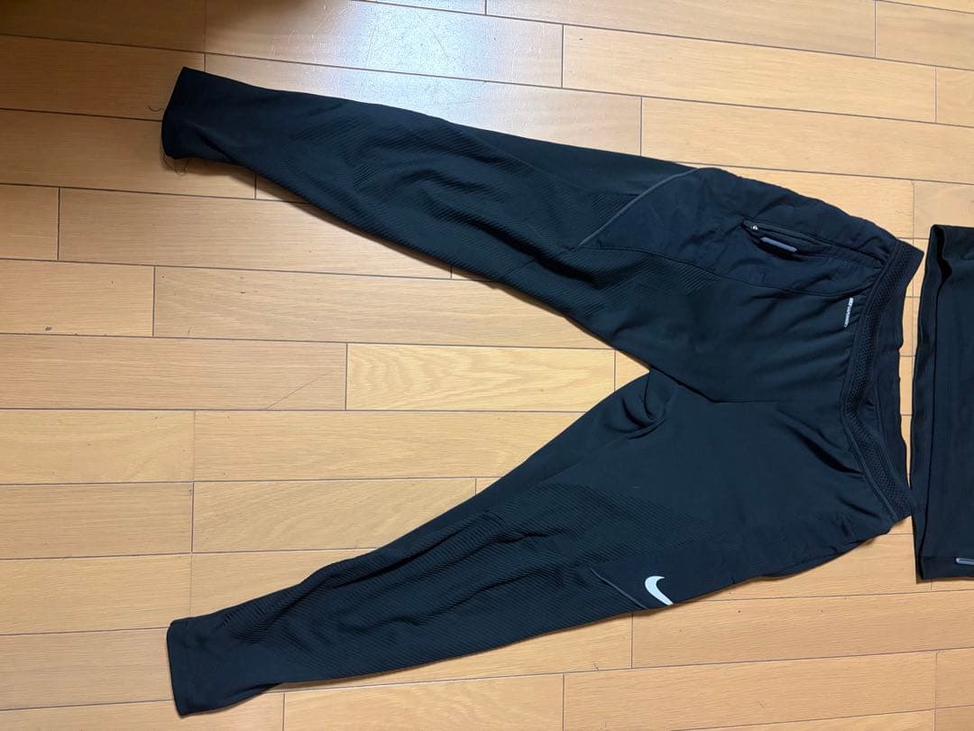 Nike ブラック長袖トップ