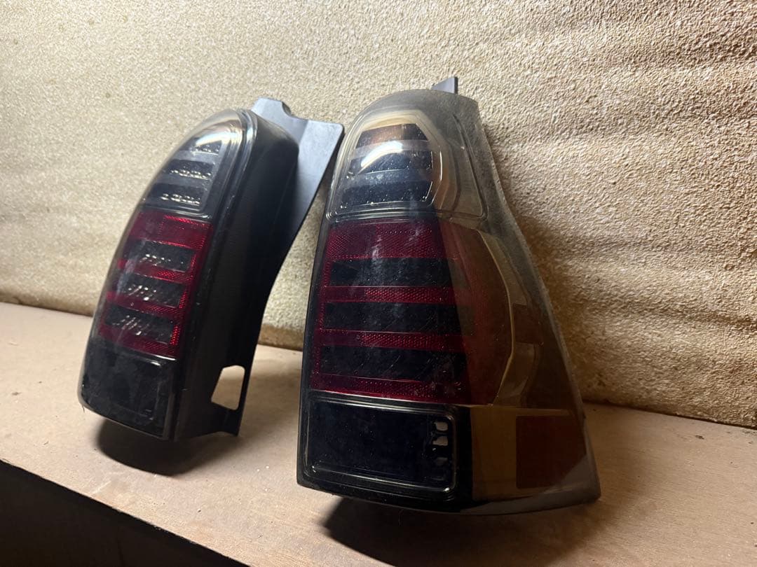 ハイラックスサーフ　210 / 215 系　LEDスモークテール　中古品