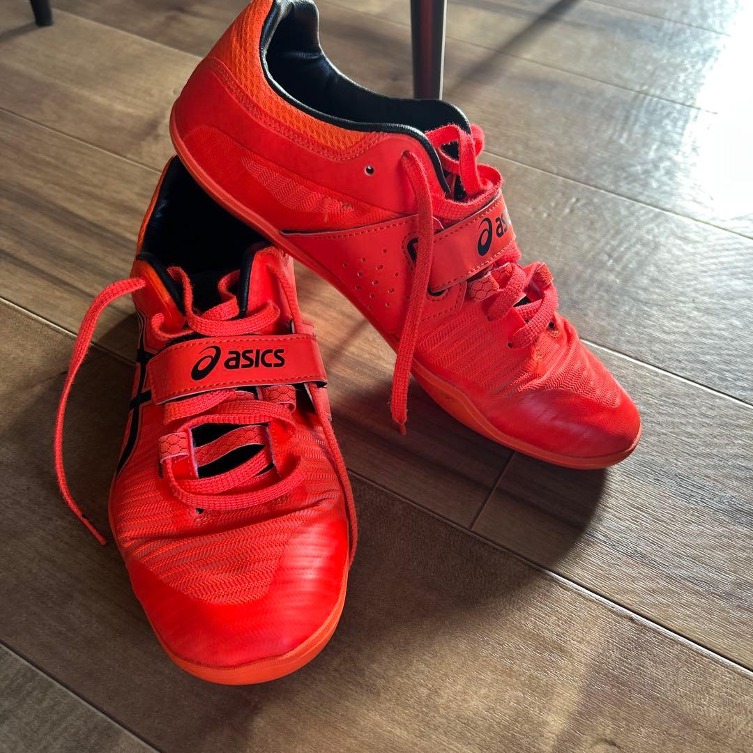 ASICS 陸上競技用レッドスニーカー