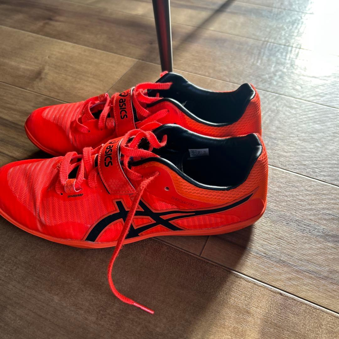 ASICS 陸上競技用レッドスニーカー