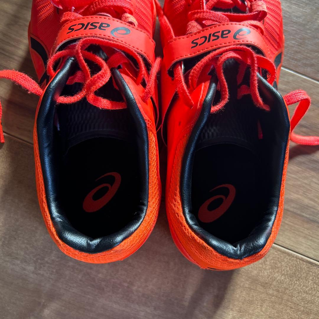 ASICS 陸上競技用レッドスニーカー