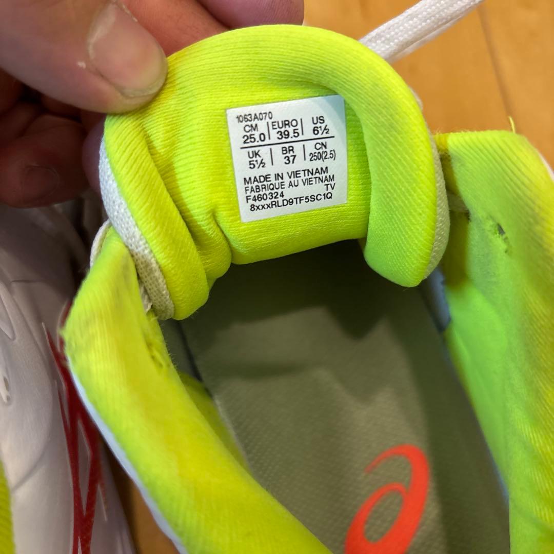 ASICS バスケットボールシューズ ホワイト/イエロー/オレンジ