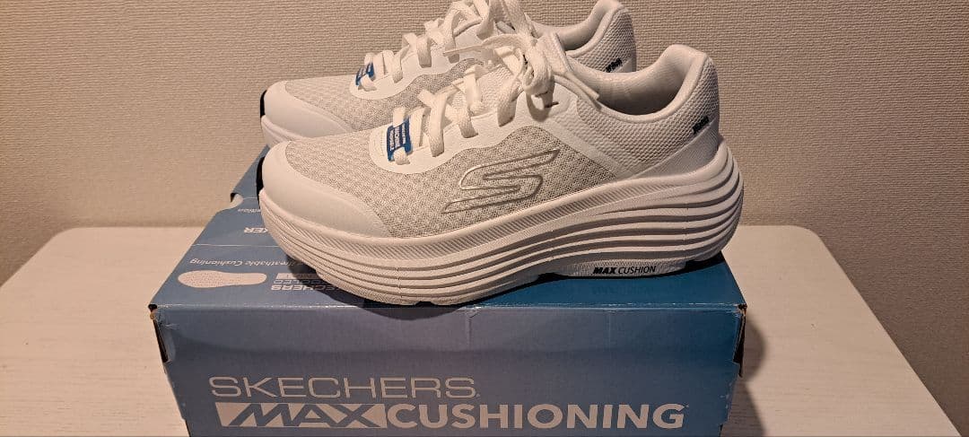 SKECHERS MAX CUSHIONING ホワイト
