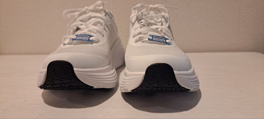 SKECHERS MAX CUSHIONING ホワイト