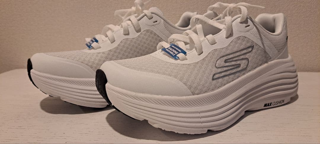 SKECHERS MAX CUSHIONING ホワイト