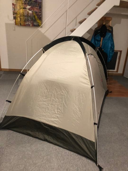 初心者でも簡単に組み立てられます。フライシートに小さな穴が空いてます。