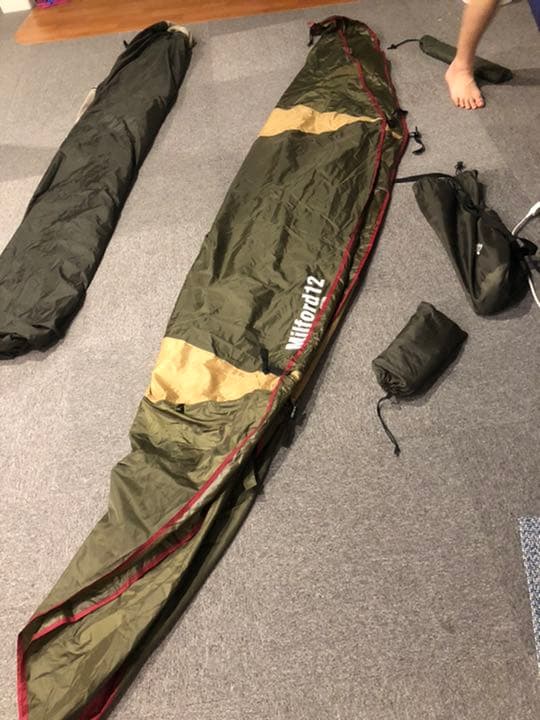 初心者でも簡単に組み立てられます。フライシートに小さな穴が空いてます。