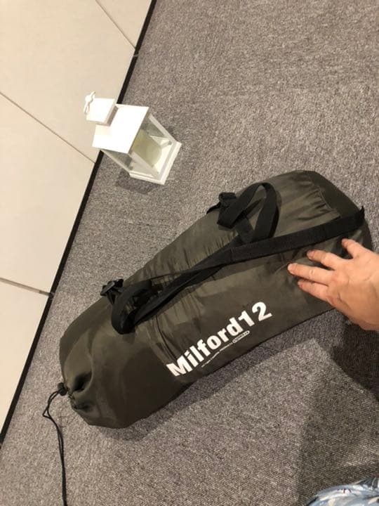 初心者でも簡単に組み立てられます。フライシートに小さな穴が空いてます。