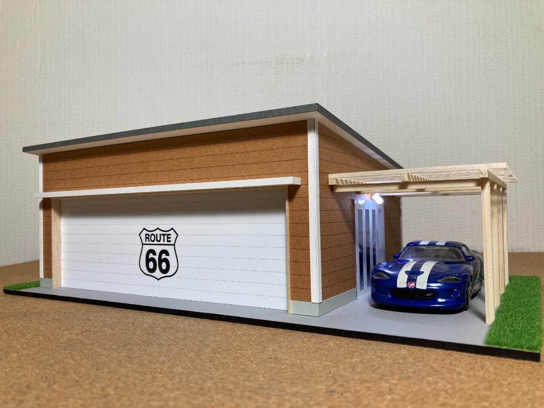 ミニカー専用ジオラマ：1/43 木造パーゴラ付ガレージ（ブラウン）背面ミラー貼り