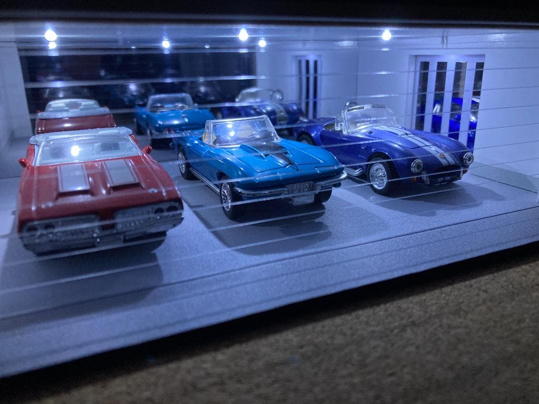 ミニカー専用ジオラマ：1/43 木造パーゴラ付ガレージ（ブラウン）背面ミラー貼り