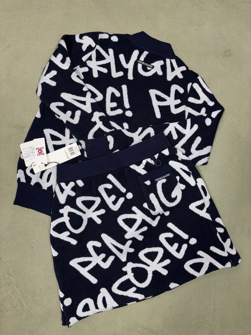 （新品と美品）パーリーゲイツ、落書き柄シリーズ、セットアップ、上0、下1サイズ