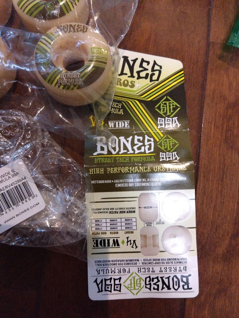 スケートボード BONES Street Formula 52mm99A V4 WIDE