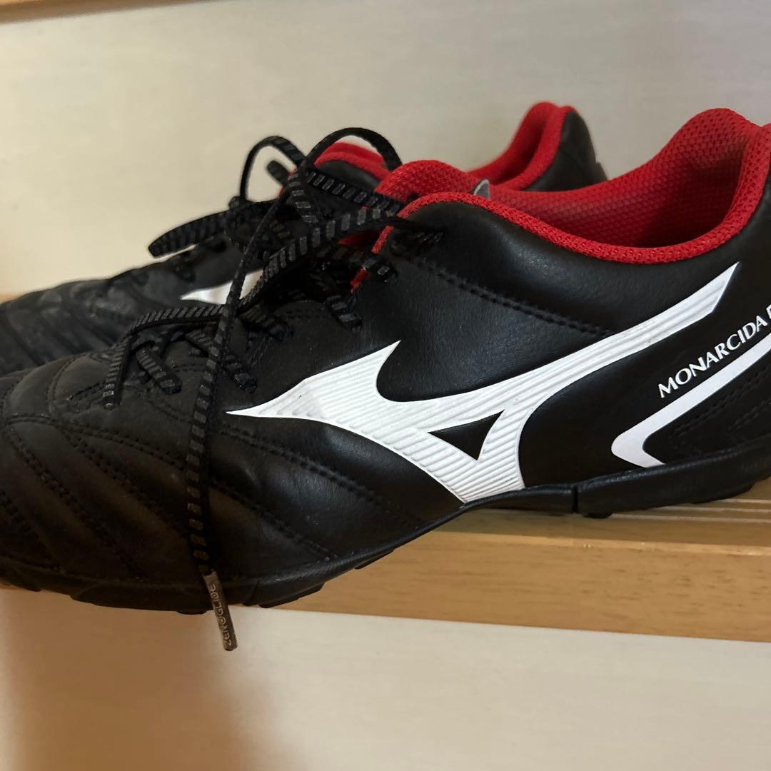 Mizuno MONARCIDA サッカートレーニングシューズ 黒/赤