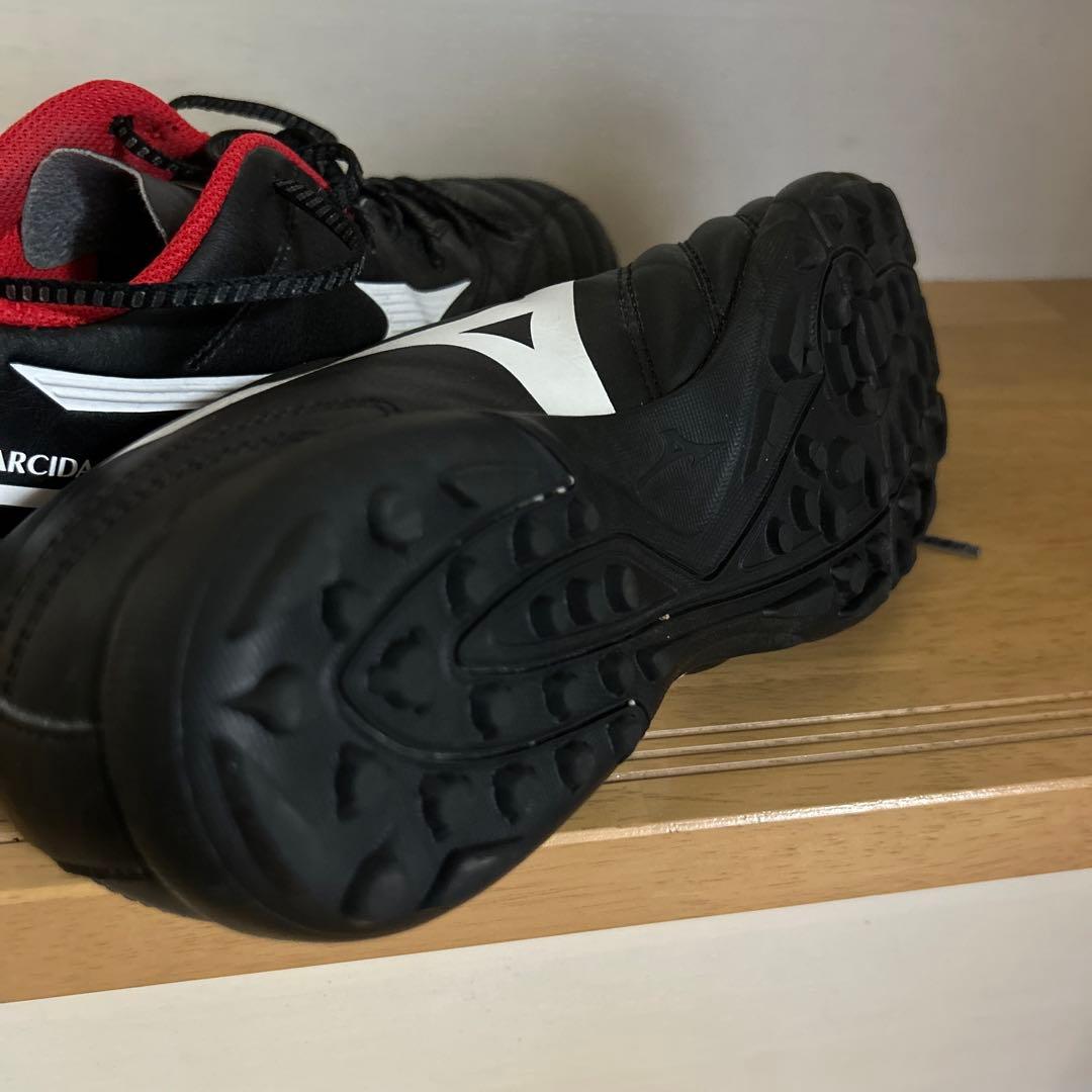 Mizuno MONARCIDA サッカートレーニングシューズ 黒/赤