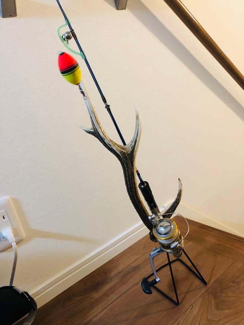 鹿の角とアイアンで作り上げた最強の釣竿置き、最高に超かっこいいディスプレイ