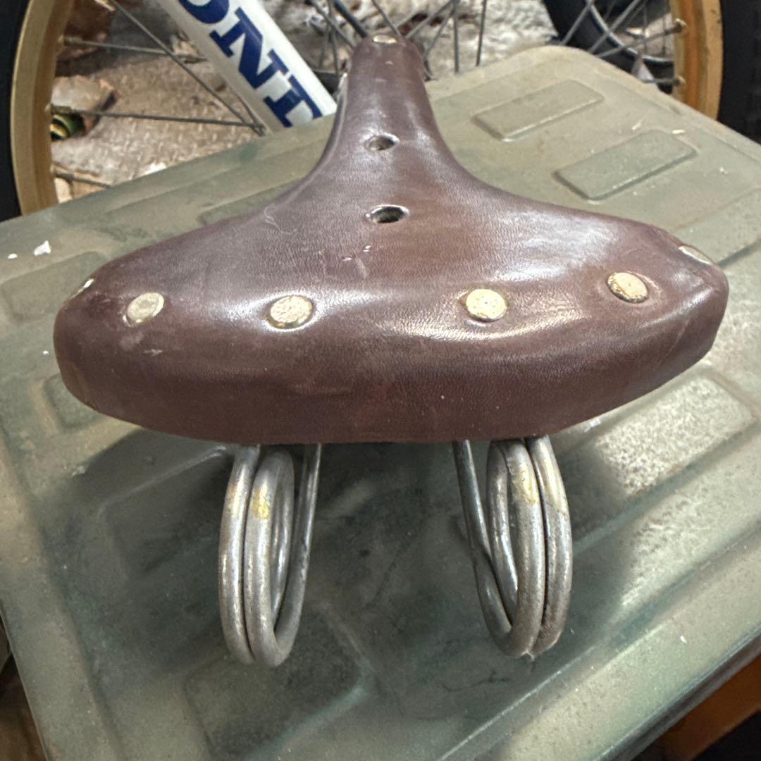 昔の未使用品‼️本革サドル 実用車 運搬車 軽快車 ‼クランクピンカバーおまけ