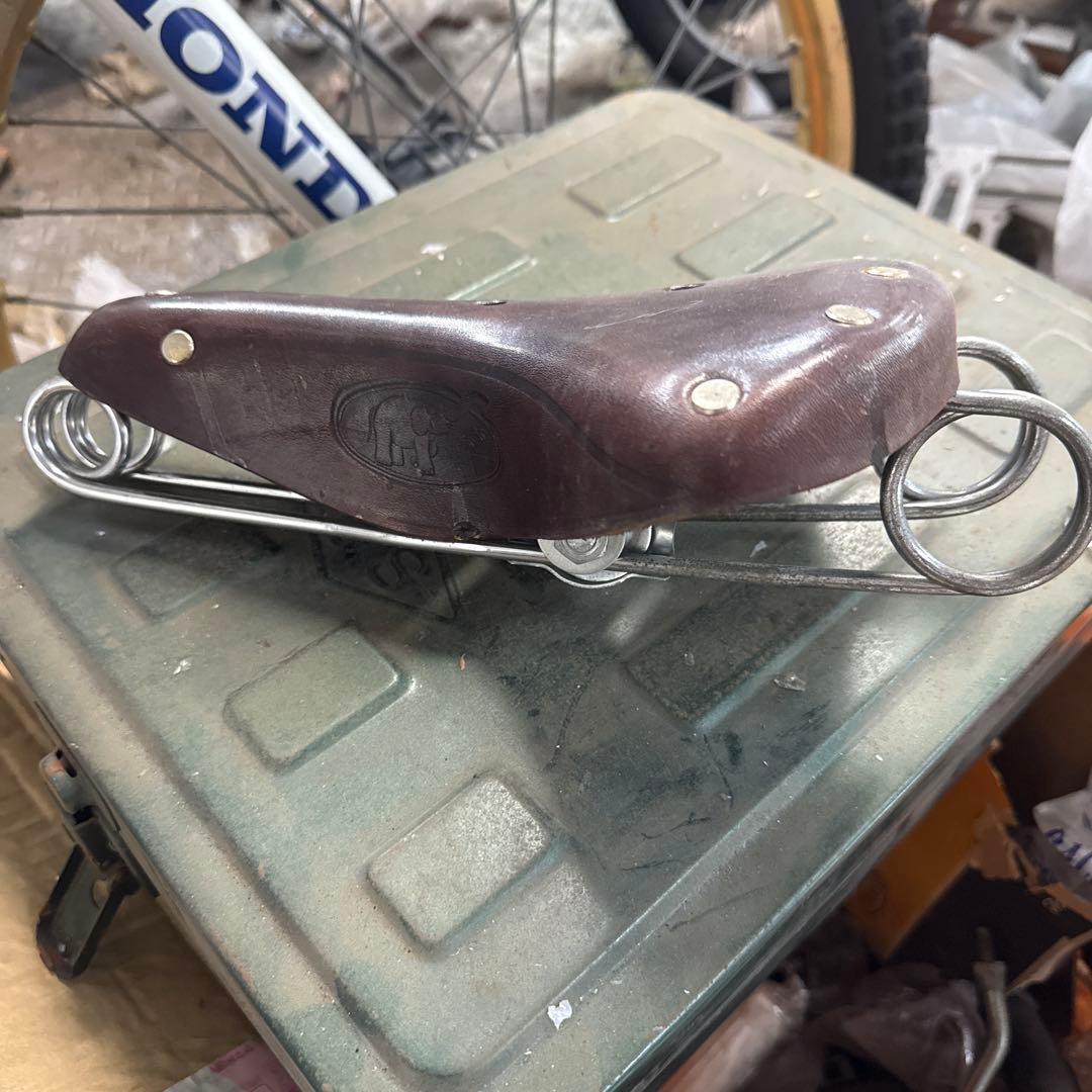 昔の未使用品‼️本革サドル 実用車 運搬車 軽快車 ‼クランクピンカバーおまけ