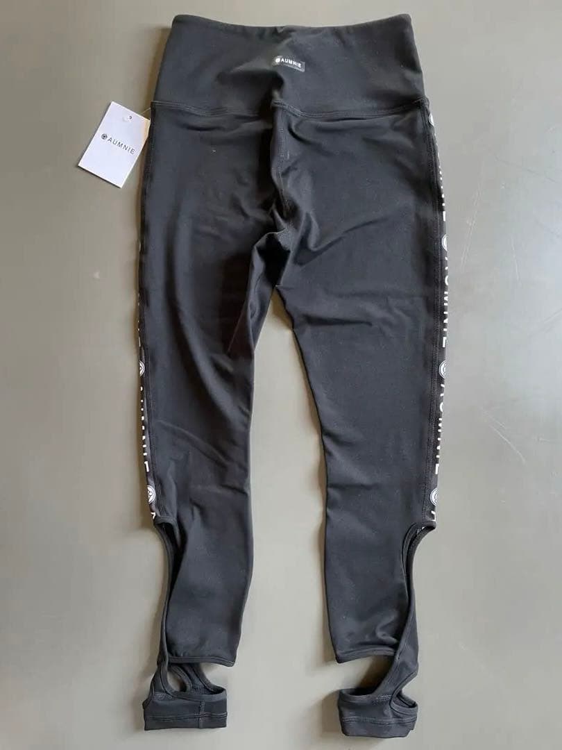 【新品未使用】AUMNIE アムニー　ロゴタイツ　レギンス　クロップ　黒