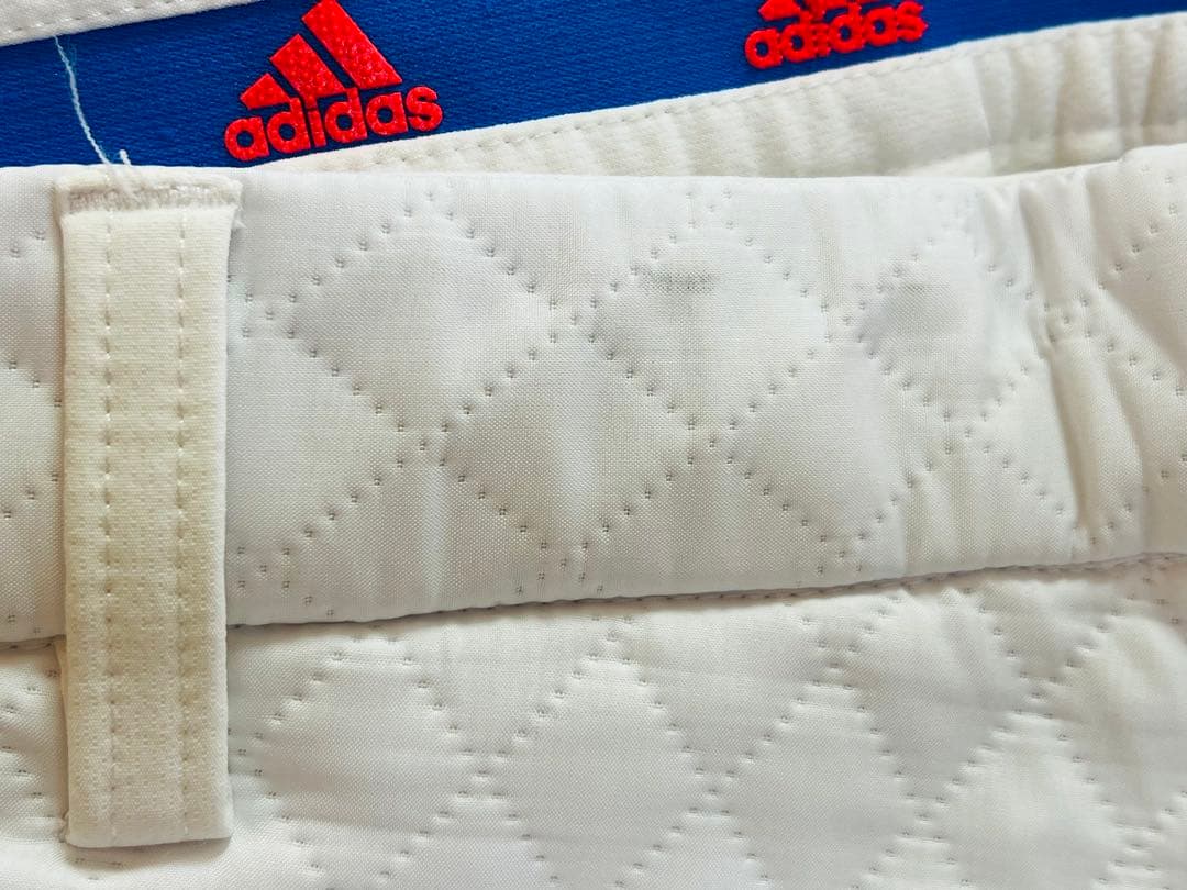 adidas ホワイト キルティングパンツ