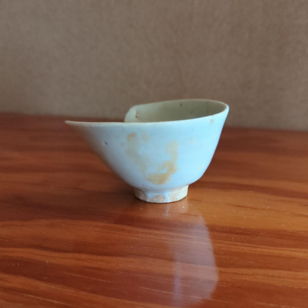 磁器の白色盃（欠けあり）　初期伊万里の陶片