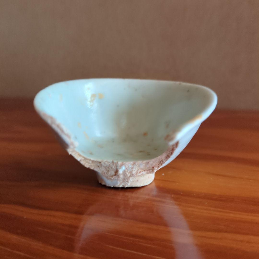 磁器の白色盃（欠けあり）　初期伊万里の陶片