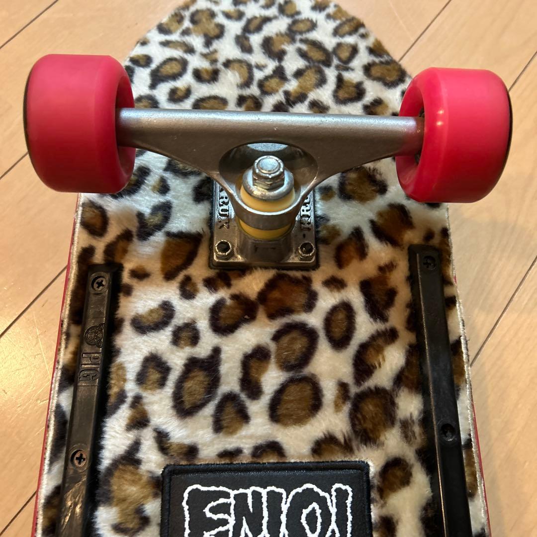 美品 enjoin スケートボード（デッキ裏面 ヒョウ柄カーペット）