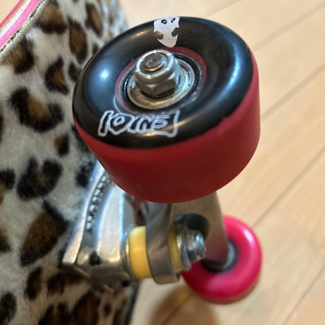 美品 enjoin スケートボード（デッキ裏面 ヒョウ柄カーペット）