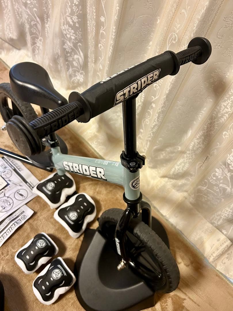 STRIDER バランスバイク 12インチ 限定カラー　専用スタンド付