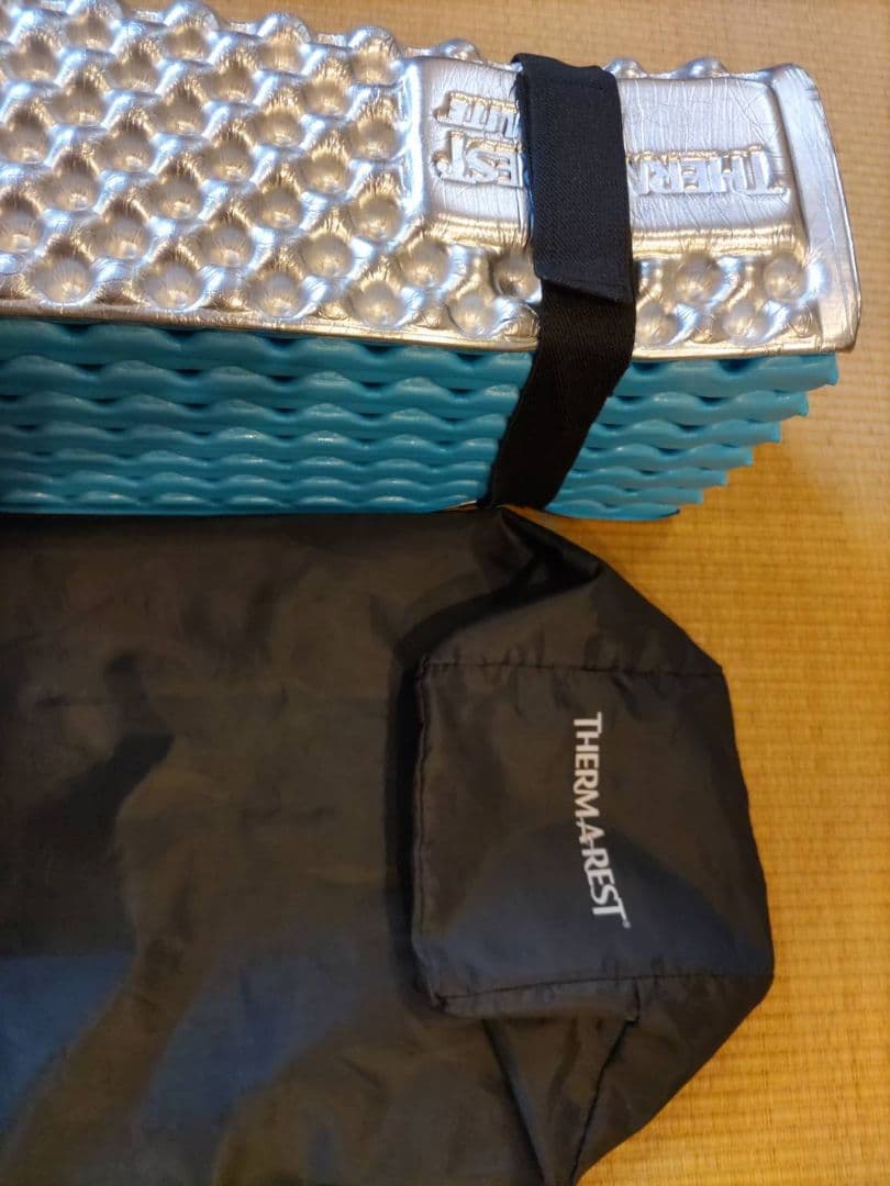 ◾使用2回のみ◾THERMAREST 折りたたみ式マット 収納袋付き