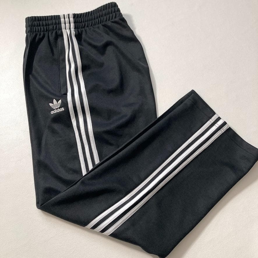 【よる】adidas　バギーフィット ファイヤーバード トラックパンツ 黒