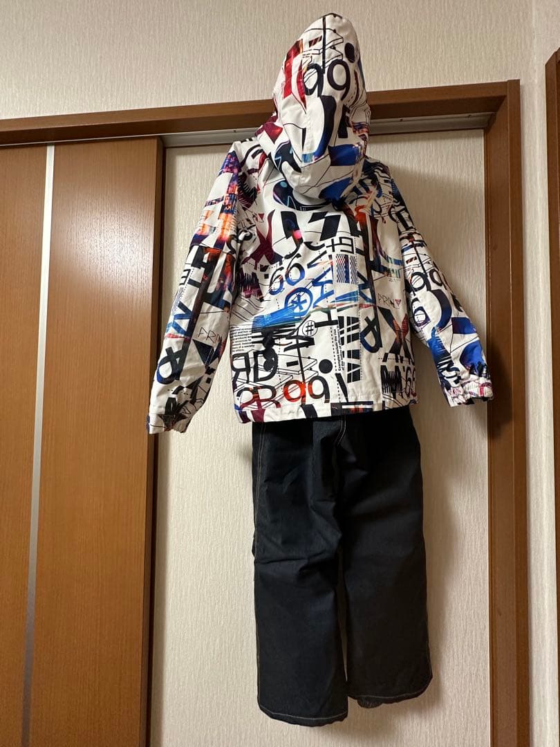【セット売り】スノーボードウェア➕手袋（125㎝〜145㎝くらいまで使えます）