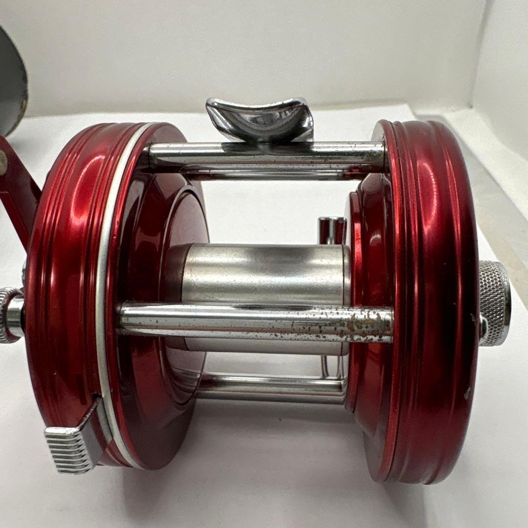 Ambassadeur 5000 ベイトリール レッド