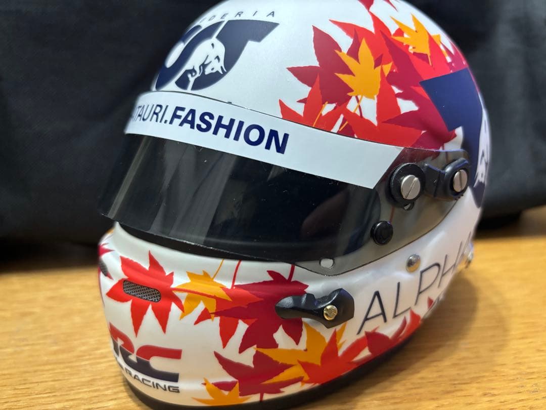 2023 角田裕毅 スクーデリア・アルファタウリ・ホンダ 1/2 ヘルメット