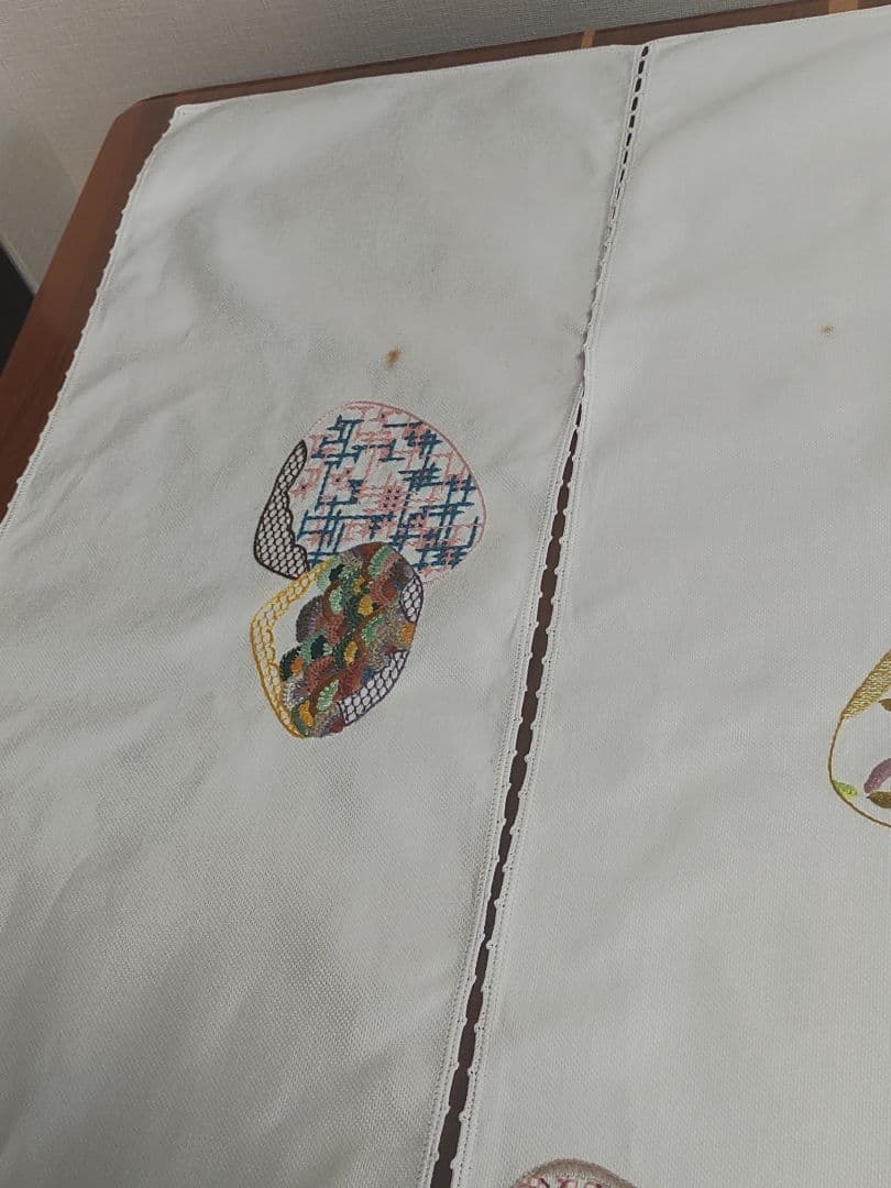 手刺繍 貝合わせ 模様入り 手編みレース縁取り 布製のれん 三つ割れ