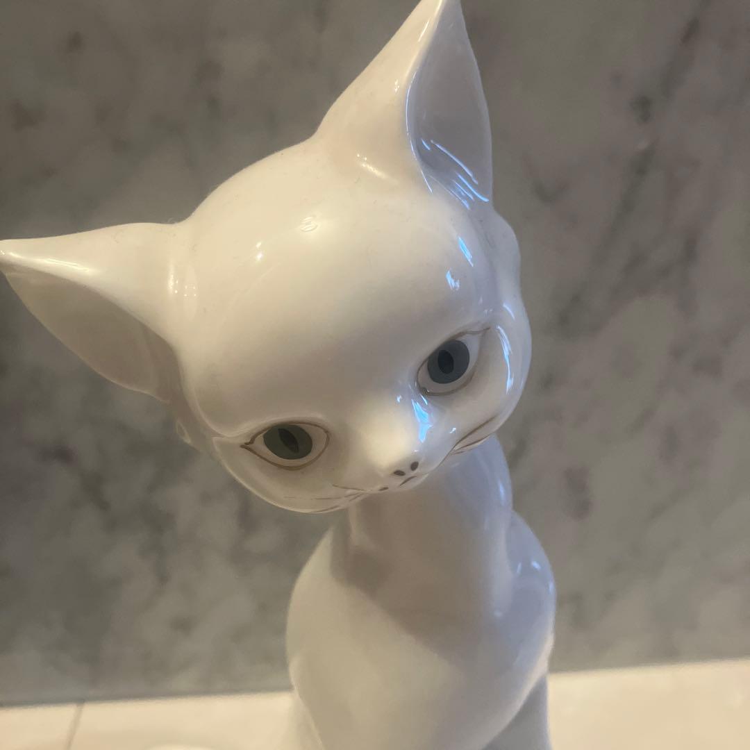 アメリカ50-60年代ビンテージ　手描きの美しい瞳と上品な佇まいに引き込まれる猫