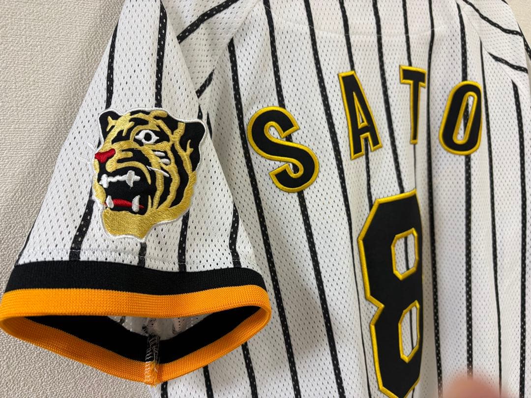 阪神タイガース 佐藤輝明 8 復刻版　ユニフォーム