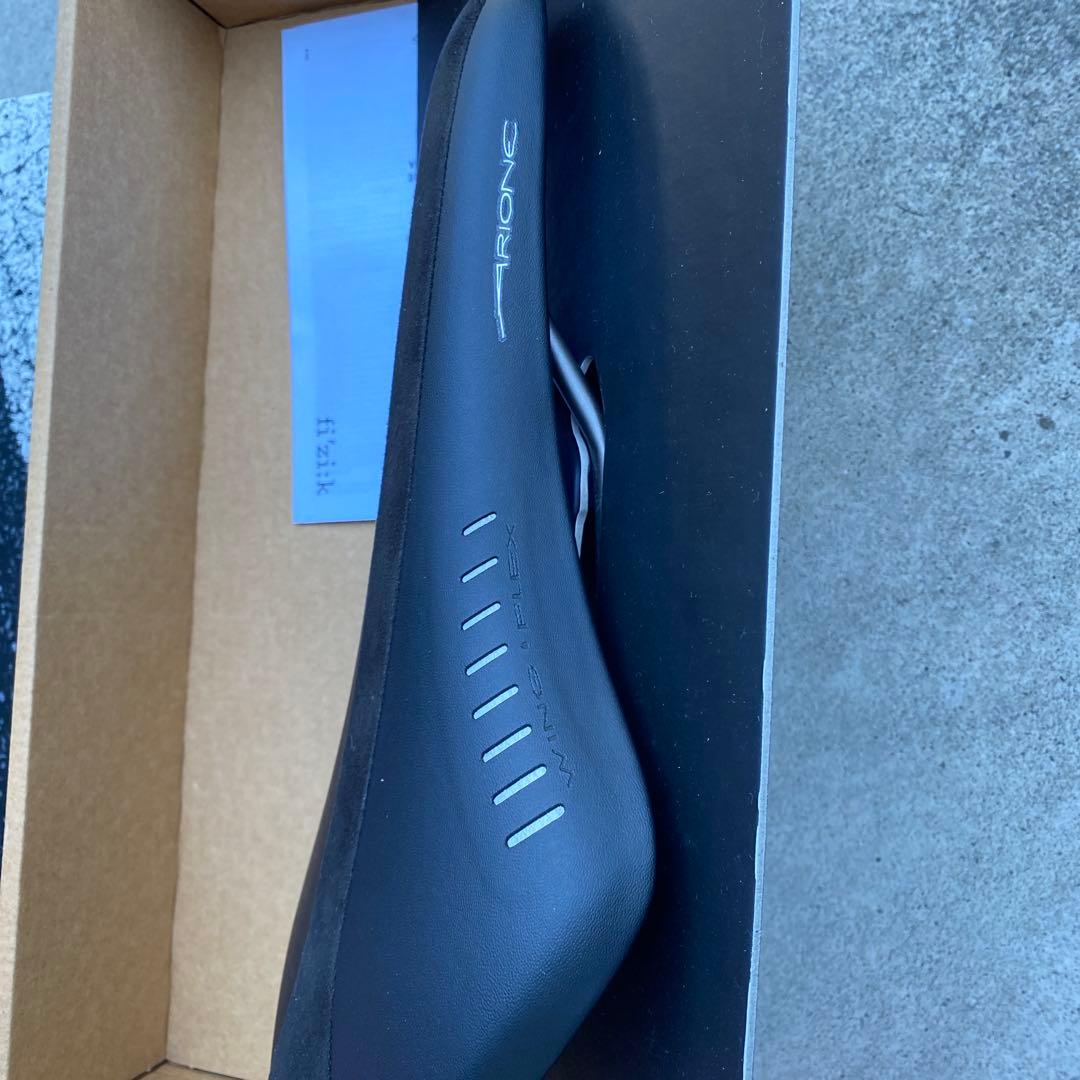 fizik Arione ブラック サドル