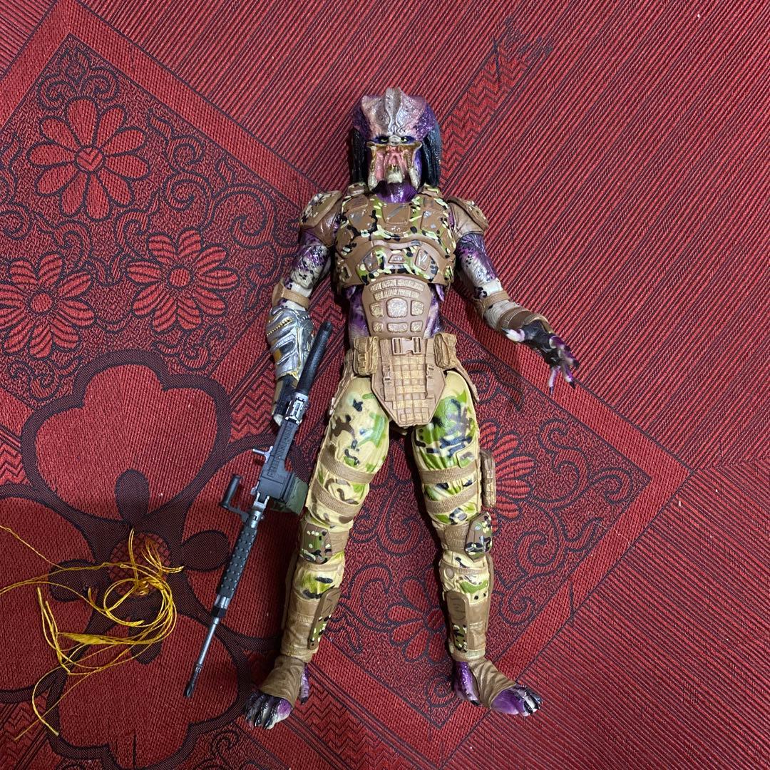 NECA エミッサリー　プレデター