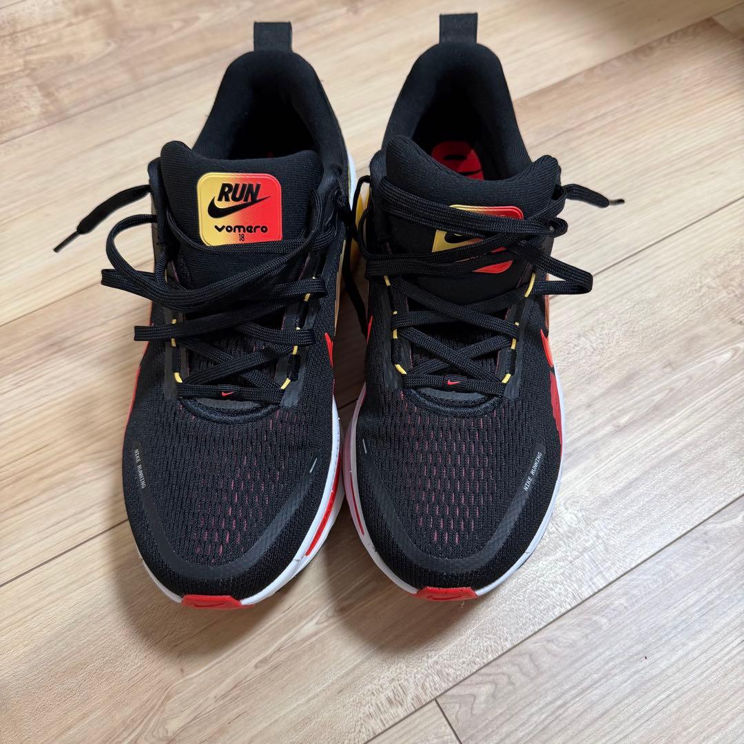 NIKE ボメロ 18 Vomero 18 ブラック/ライトクリムゾン