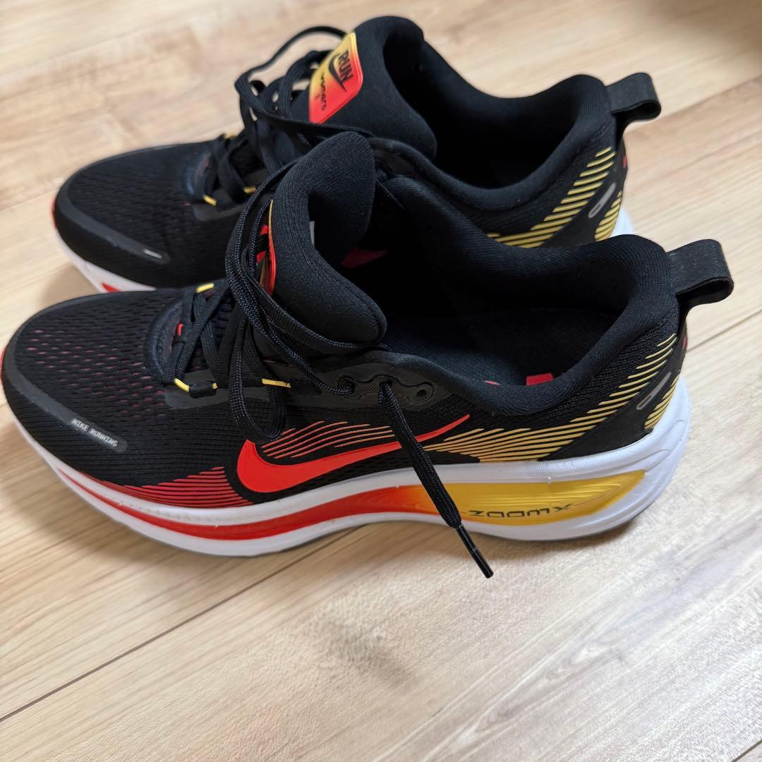 NIKE ボメロ 18 Vomero 18 ブラック/ライトクリムゾン