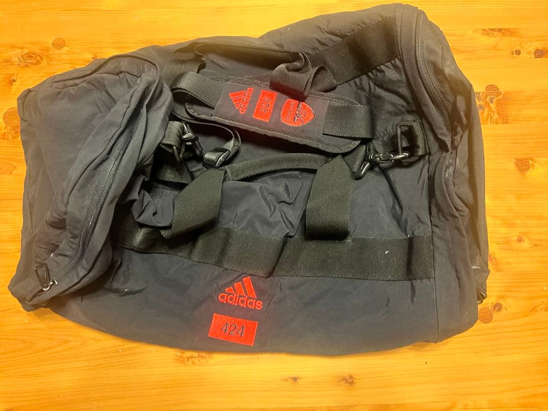 adidas × 424 × アーセナル　ダッフルバッグ ブラック／スカーレット