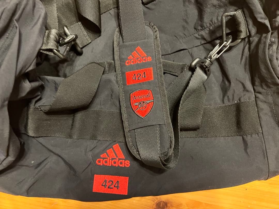 adidas × 424 × アーセナル　ダッフルバッグ ブラック／スカーレット