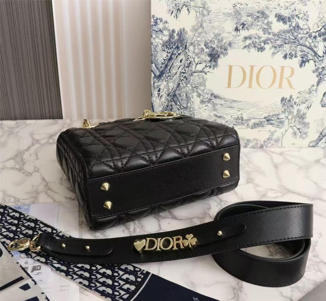 美品 ロゴチャーム ラムスキン ショルダー