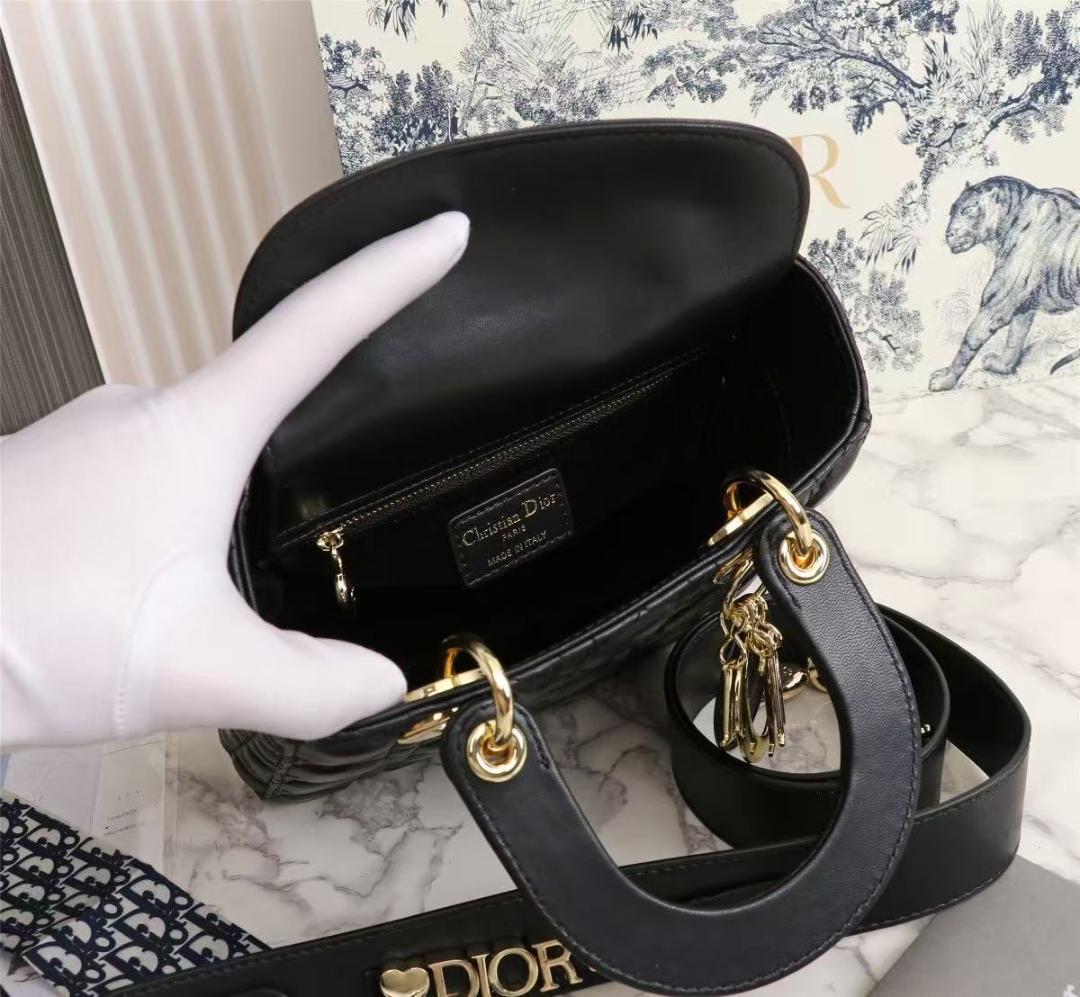 美品 ロゴチャーム ラムスキン ショルダー
